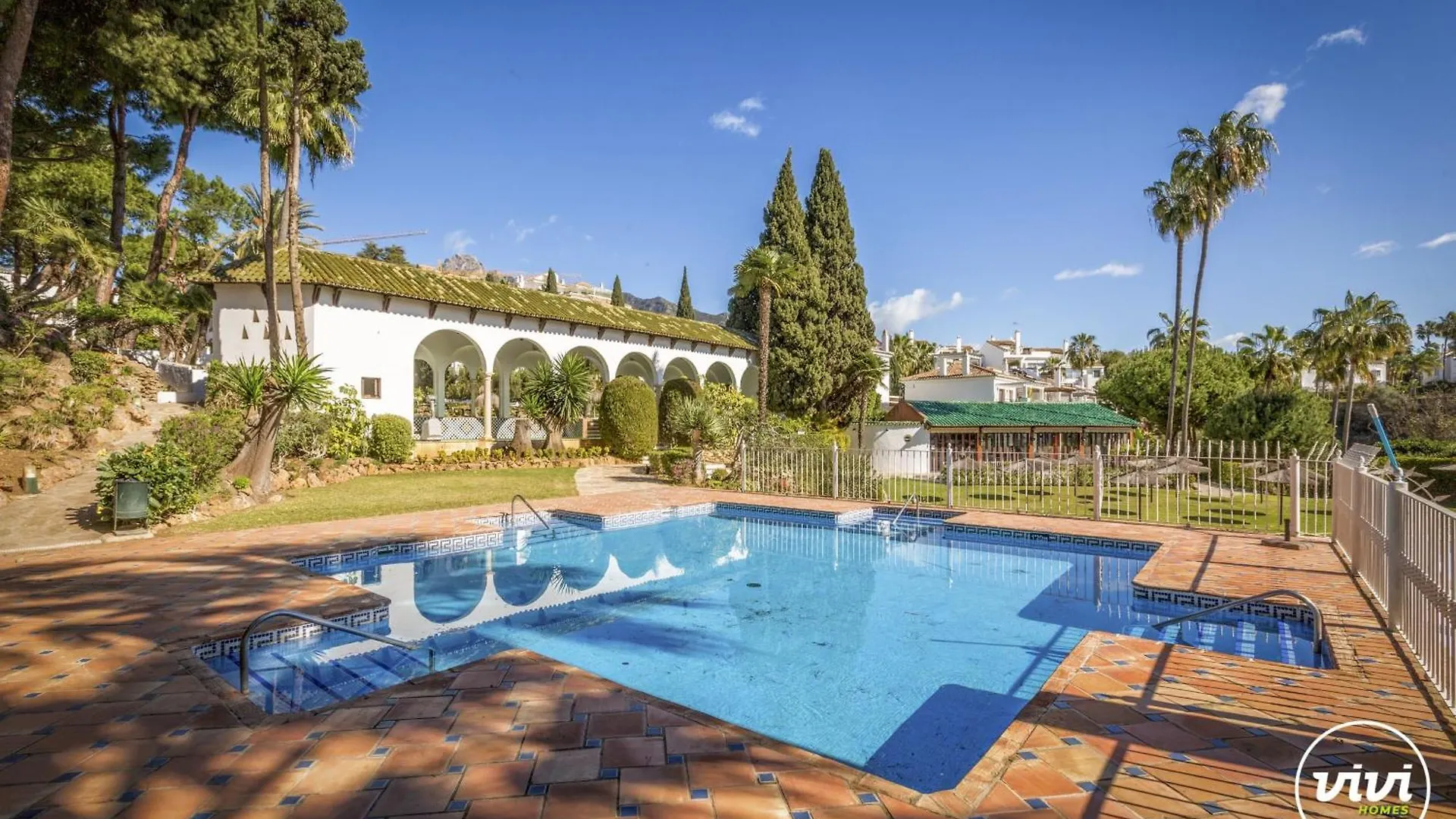 Vivi Homes - Casa Nobu Pool, Garden, Patio & Beach Marbella Apartment