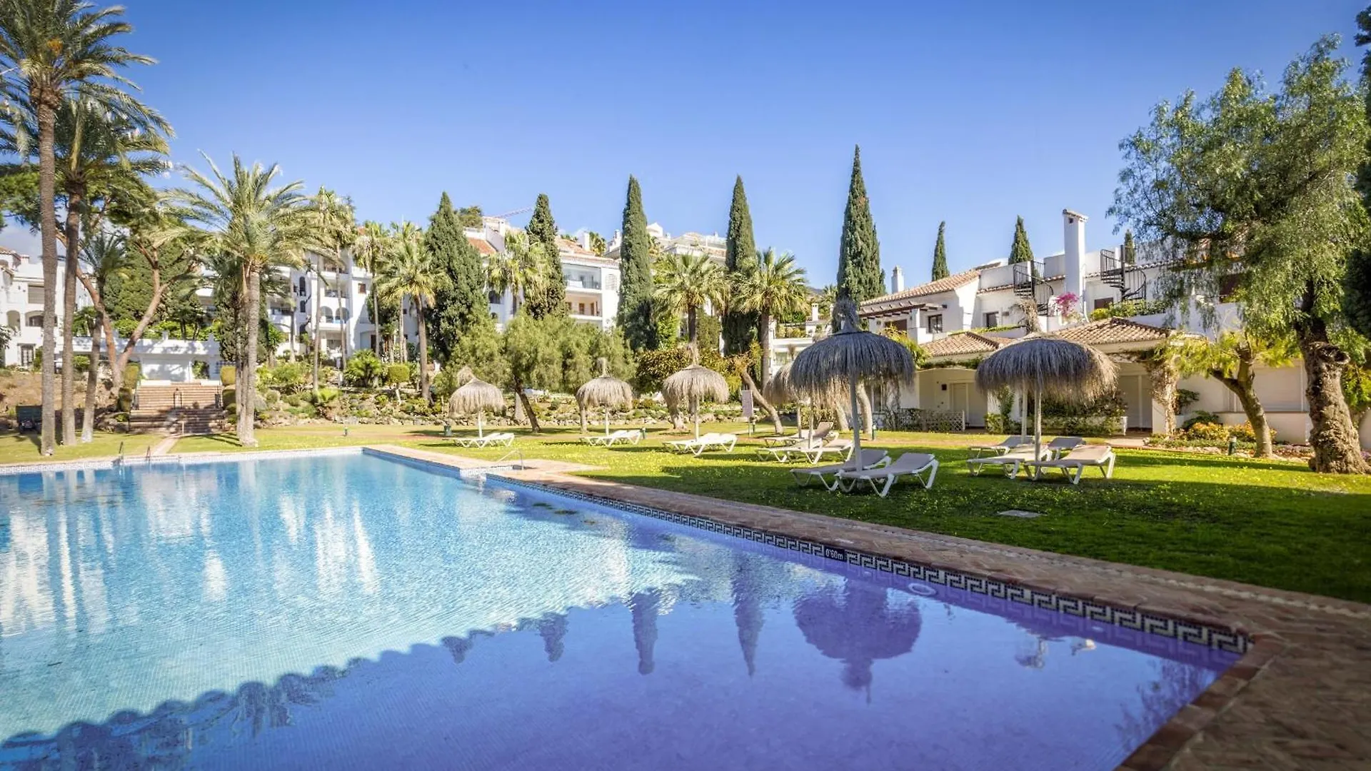 Vivi Homes - Casa Nobu Pool, Garden, Patio & Beach Marbella Spain