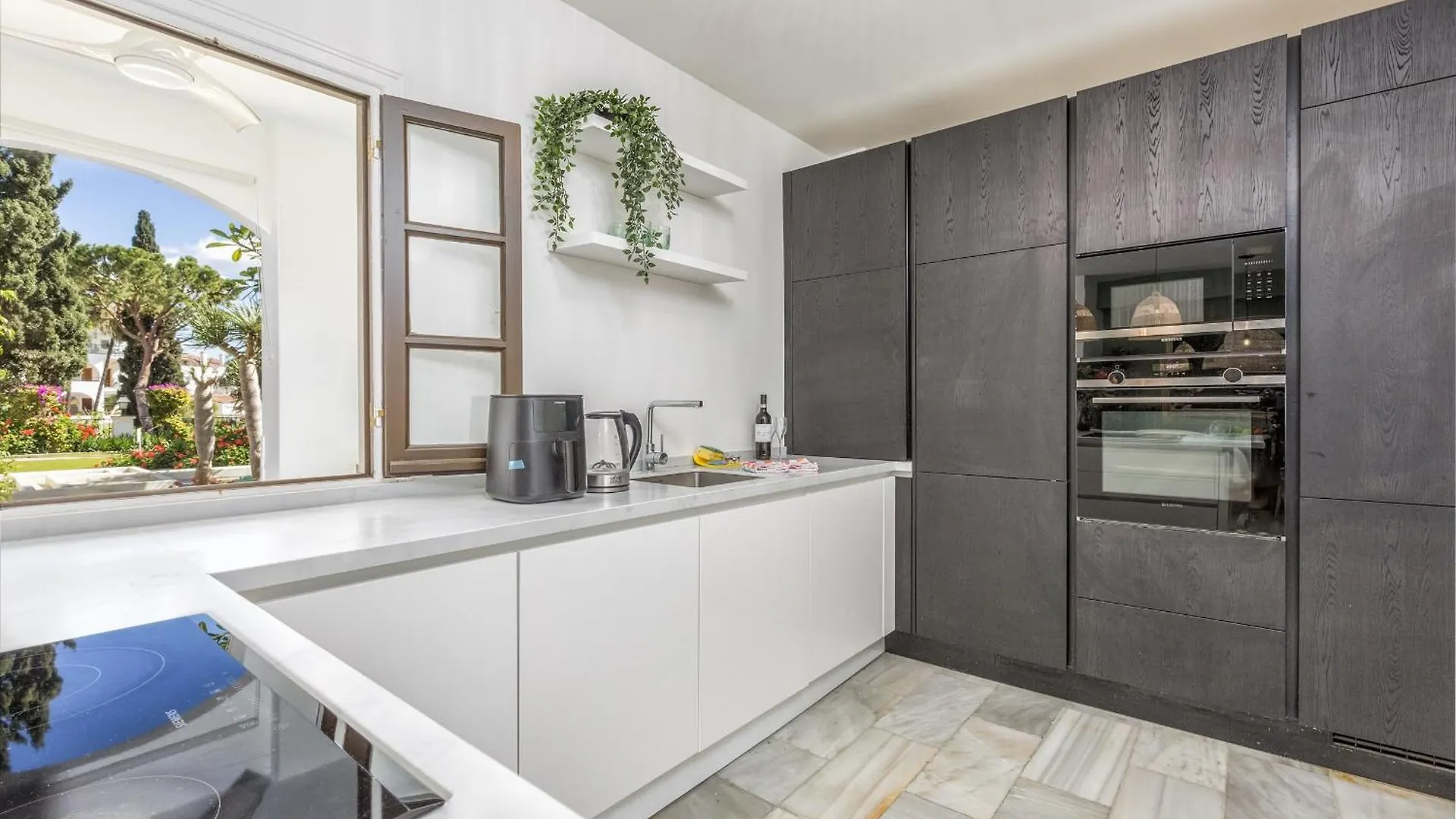 Vivi Homes - Casa Nobu Pool, Garden, Patio & Beach Marbella Apartment