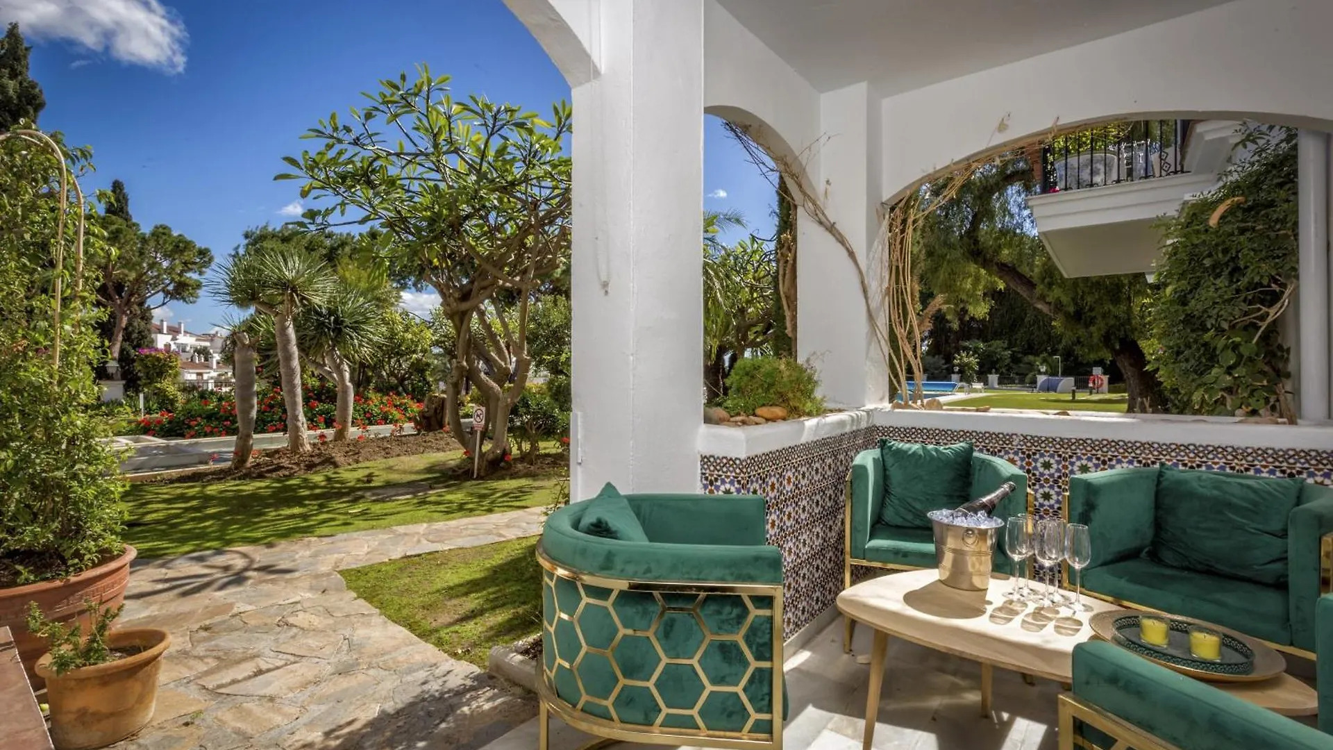 Vivi Homes - Casa Nobu Pool, Garden, Patio & Beach Marbella Apartment